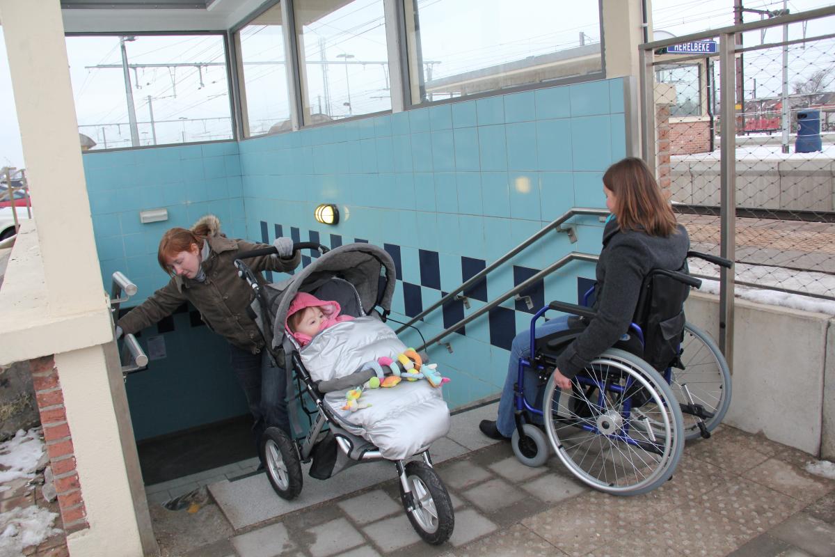 Spoor twee halen is een onbegonnen opdracht voor moeders met buggy's en andersvaliden